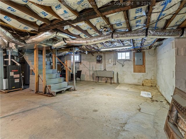 6 Varsity Drive, Charleston, WV 25302