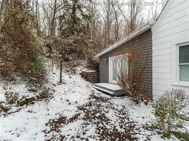 6 Varsity Drive, Charleston, WV 25302