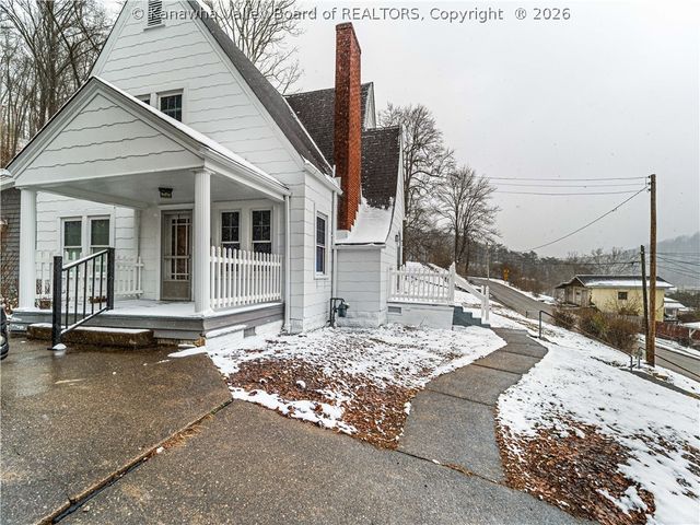 6 Varsity Drive, Charleston, WV 25302