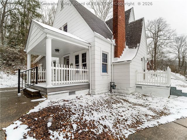 6 Varsity Drive, Charleston, WV 25302