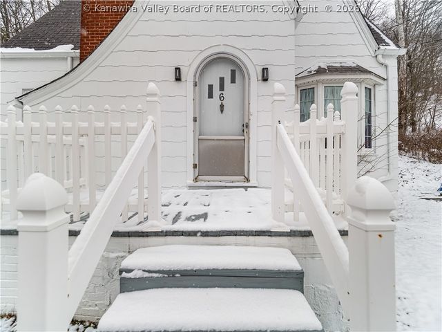 6 Varsity Drive, Charleston, WV 25302