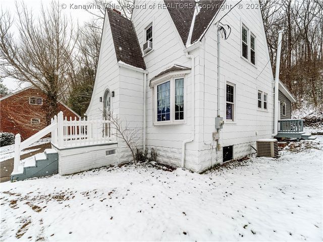 6 Varsity Drive, Charleston, WV 25302