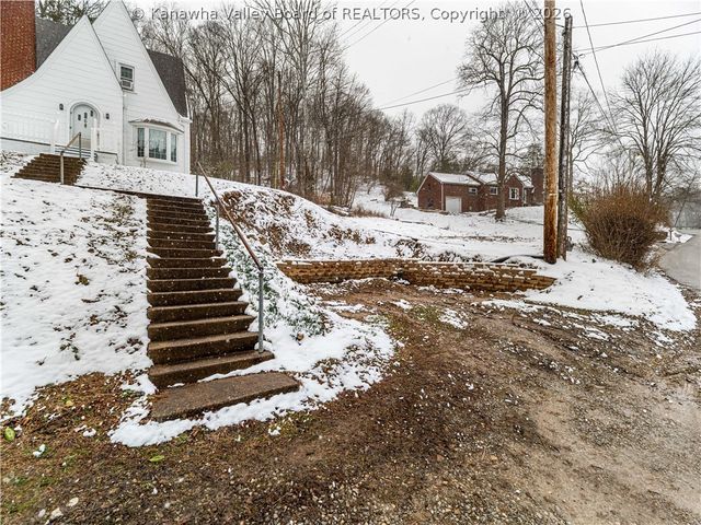 6 Varsity Drive, Charleston, WV 25302