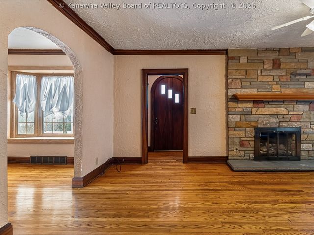 6 Varsity Drive, Charleston, WV 25302