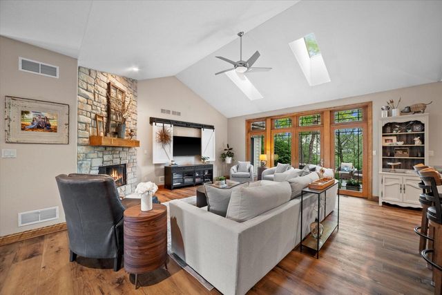 W144N9813 Sun Valley TRAIL, Germantown, WI 53022