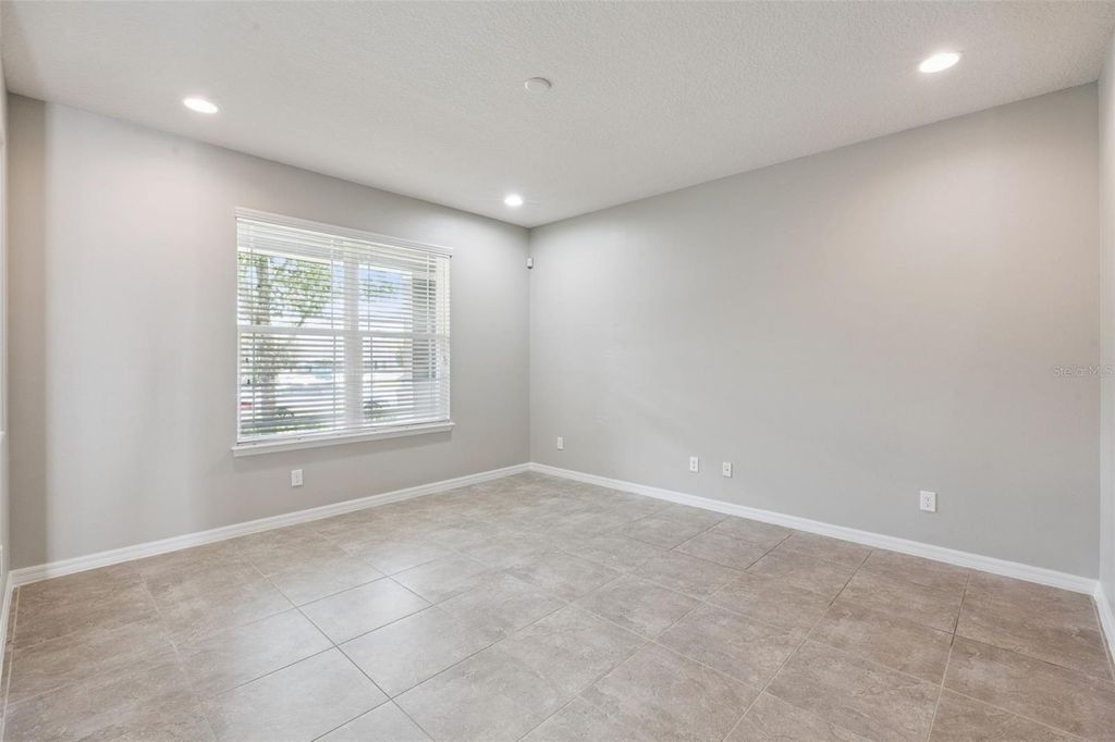 Image 5 of property listing at 8650 VEDDER LANE, Orlando, FL 32832