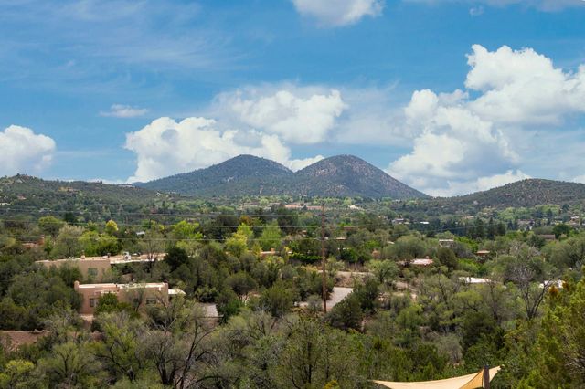 689 Gonzales, Santa Fe, NM 87501