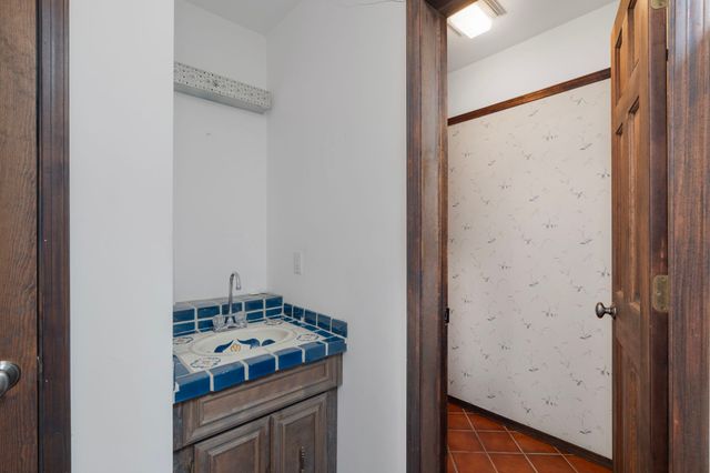 689 Gonzales, Santa Fe, NM 87501