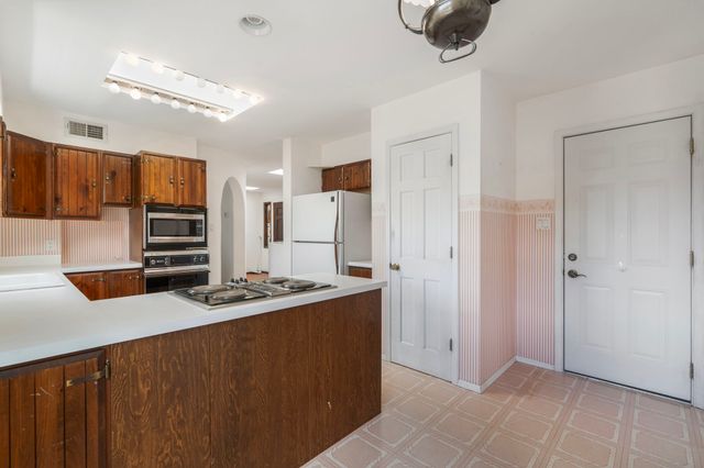 689 Gonzales, Santa Fe, NM 87501