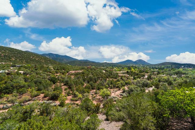 689 Gonzales, Santa Fe, NM 87501