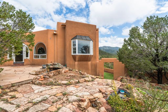 689 Gonzales, Santa Fe, NM 87501