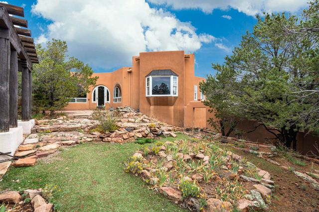 689 Gonzales, Santa Fe, NM 87501