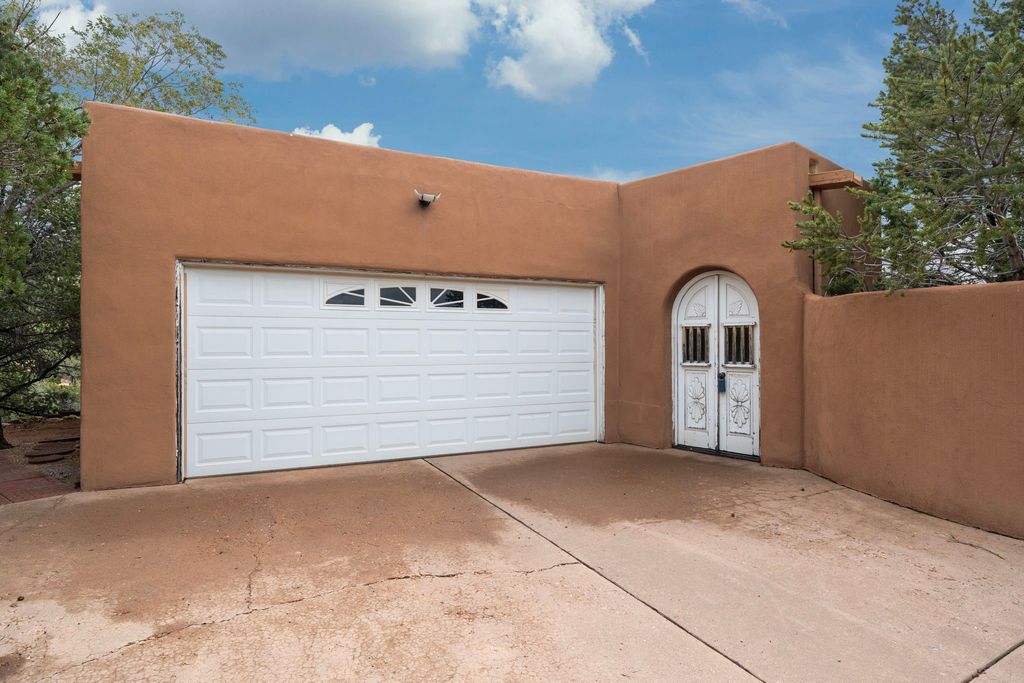 689 Gonzales, Santa Fe, NM 87501