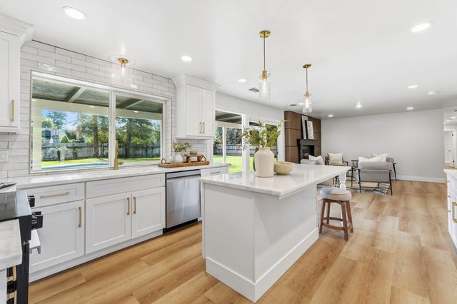 2511 W Barstow Avenue, Fresno, CA 93711