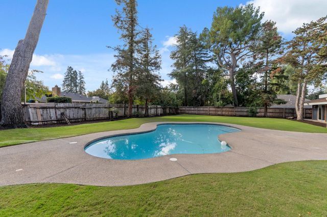 2511 W Barstow Avenue, Fresno, CA 93711