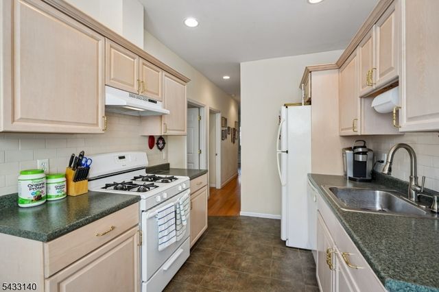68 Llewellyn Ave, Bloomfield Twp., NJ 07003