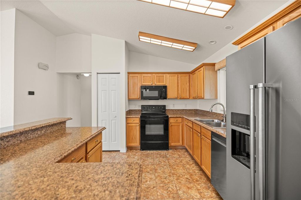 Image 8 of property listing at 14218 SE 88 COURT, Summerfield, FL 34491