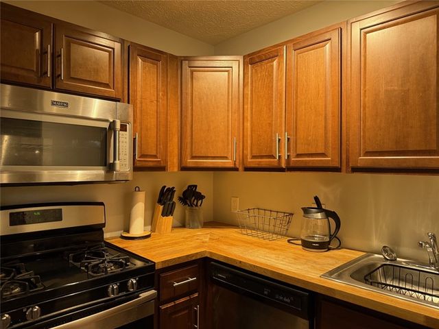 1203 W North Ave 101, Manchester, PA 15233