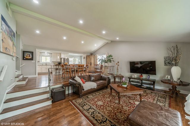 1049 Peace Drive, Wheeling, IL 60090