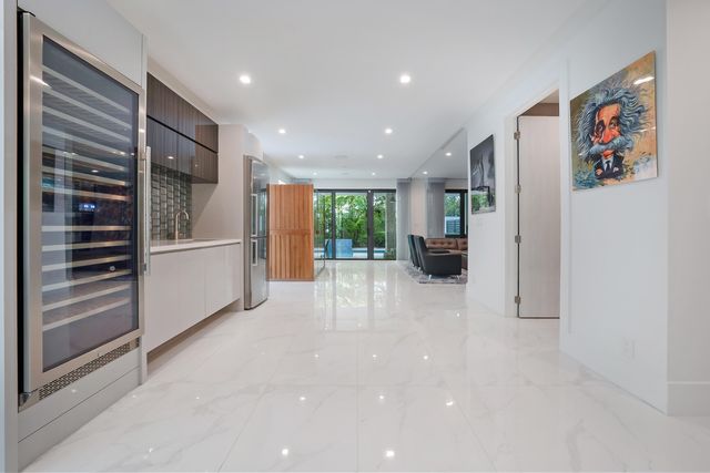 106 NE 16th Terrace, Fort Lauderdale, FL 33301