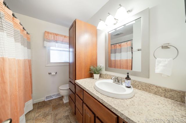 8252 Lamplight Drive, Jenison, MI 49428