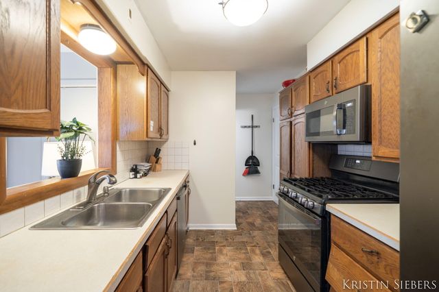 8252 Lamplight Drive, Jenison, MI 49428