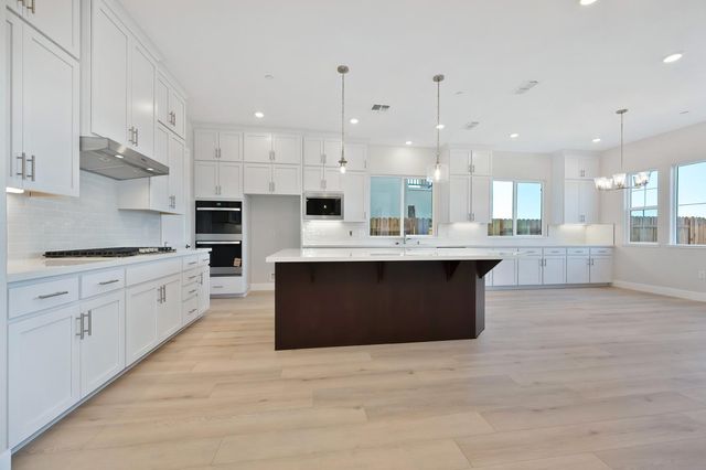 1352 Bear Creek Dr, Rocklin, CA 95765