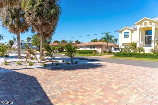 310 Madison CT, Fort Myers Beach, FL 33931