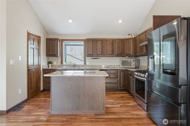 242 W Lake Sammamish Parkway SE, Bellevue, WA 98008