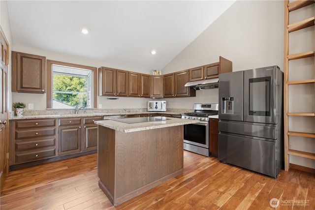 242 W Lake Sammamish Parkway SE, Bellevue, WA 98008