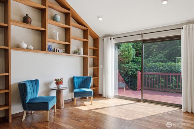 242 W Lake Sammamish Parkway SE, Bellevue, WA 98008