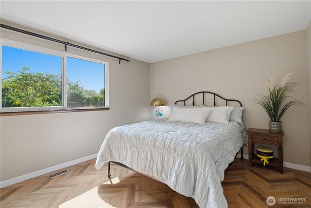 242 W Lake Sammamish Parkway SE, Bellevue, WA 98008