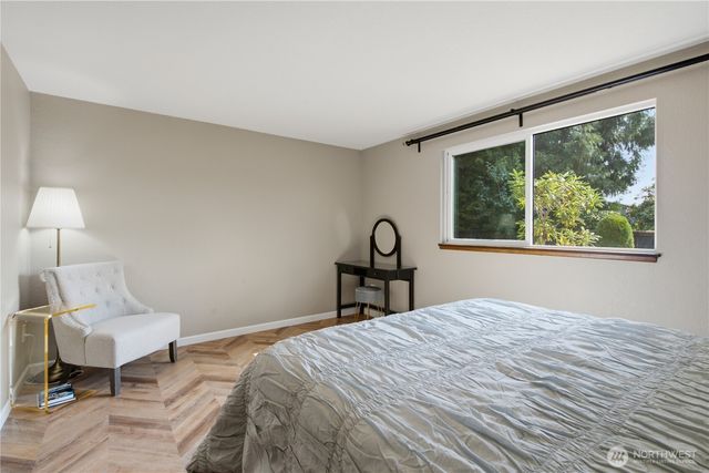 242 W Lake Sammamish Parkway SE, Bellevue, WA 98008