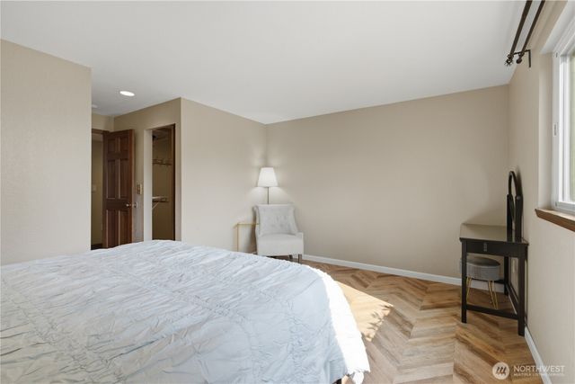242 W Lake Sammamish Parkway SE, Bellevue, WA 98008