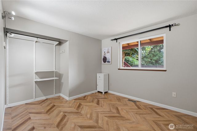 242 W Lake Sammamish Parkway SE, Bellevue, WA 98008