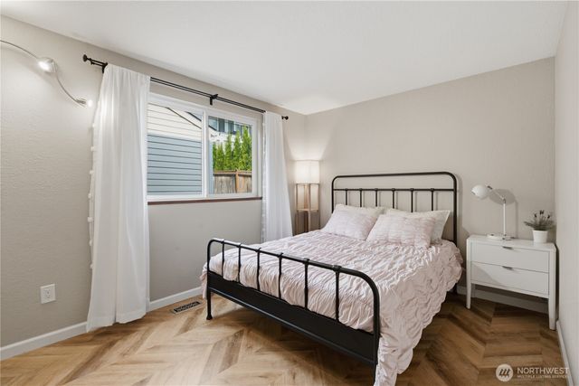 242 W Lake Sammamish Parkway SE, Bellevue, WA 98008