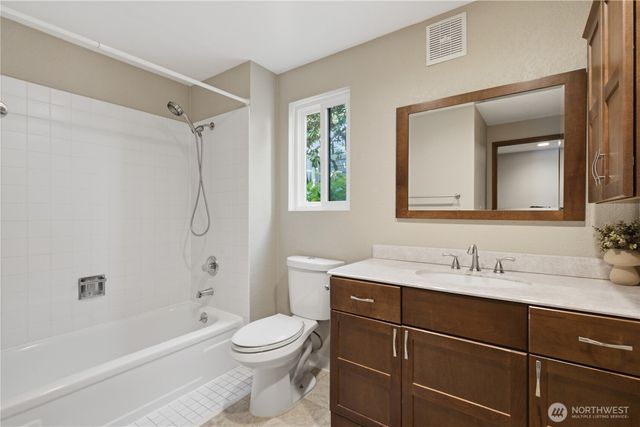 242 W Lake Sammamish Parkway SE, Bellevue, WA 98008