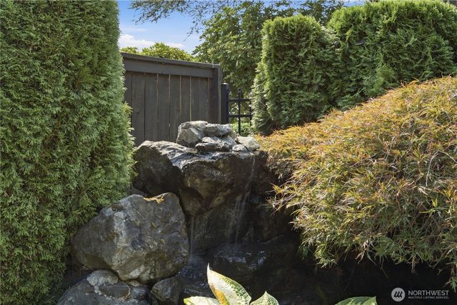 242 W Lake Sammamish Parkway SE, Bellevue, WA 98008