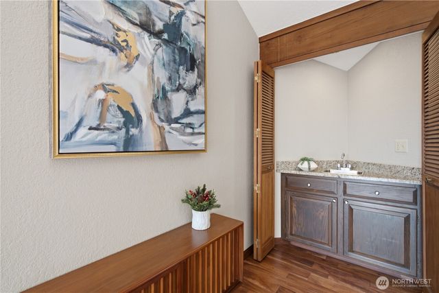 242 W Lake Sammamish Parkway SE, Bellevue, WA 98008