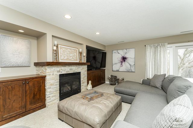 1105 Greystone Lane SW, Rochester, MN 55902