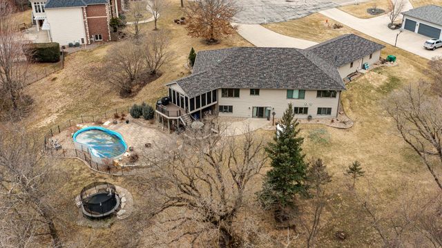 1105 Greystone Lane SW, Rochester, MN 55902