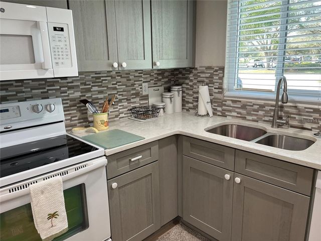 2505 FLAMINGO BOULEVARD L9, Bradenton, FL 34207