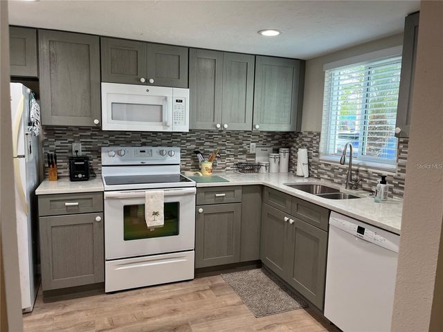 2505 FLAMINGO BOULEVARD L9, Bradenton, FL 34207