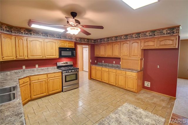 31822 Irish Lane, Brighton, IL 62012
