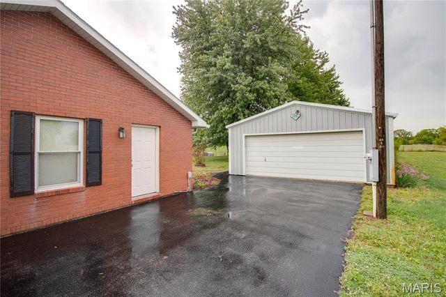31822 Irish Lane, Brighton, IL 62012