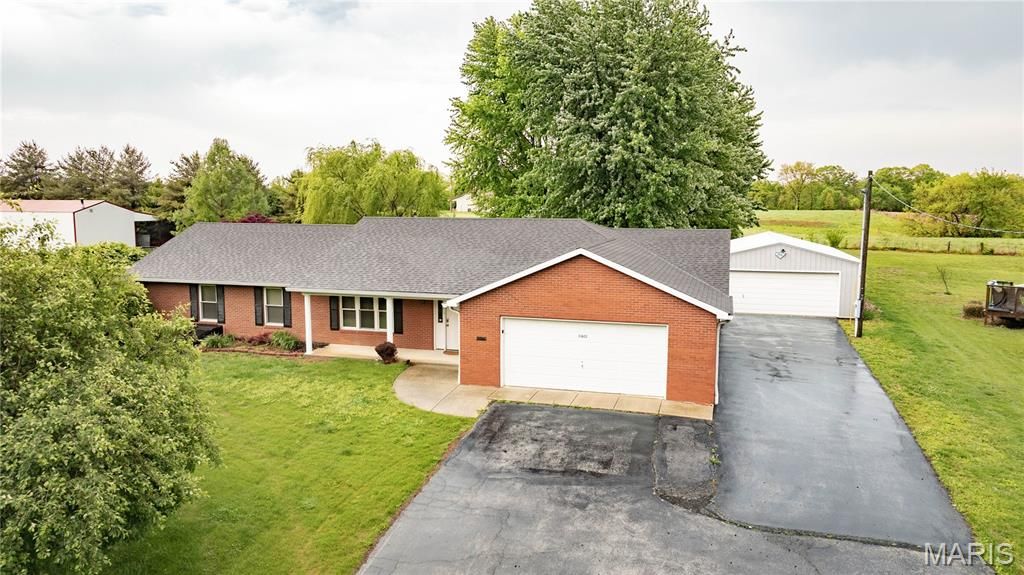 31822 Irish Lane, Brighton, IL 62012