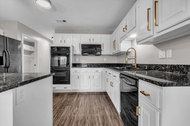 2949 VALLEY LAKE DR, Bartlett, TN 38135