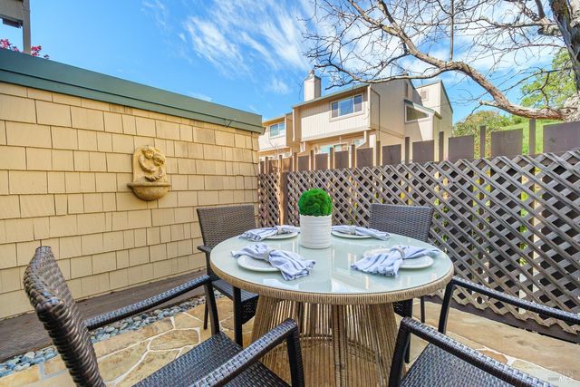 27 Mariposa Ln, Novato, CA 94947