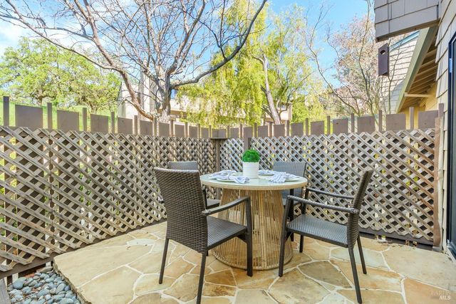 27 Mariposa Ln, Novato, CA 94947