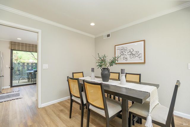 27 Mariposa Ln, Novato, CA 94947